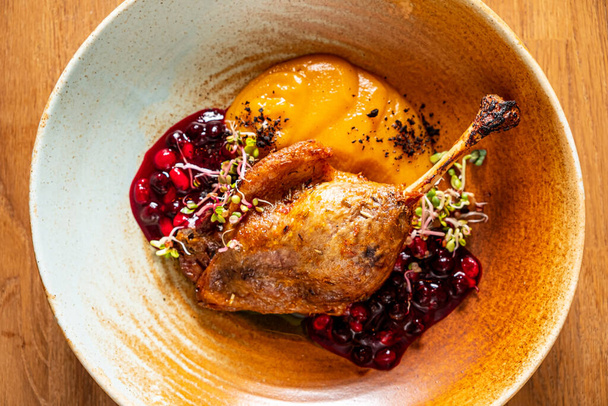 Roasted Christmas duck legs with cranberrie sauce.  - Foto, immagini