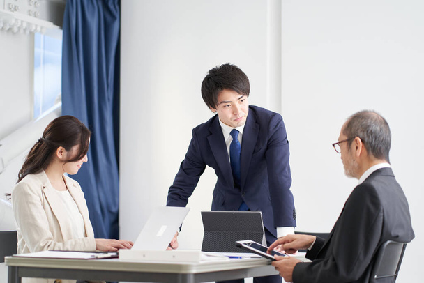Asiatico businessman explaining a un meeting - Foto, immagini
