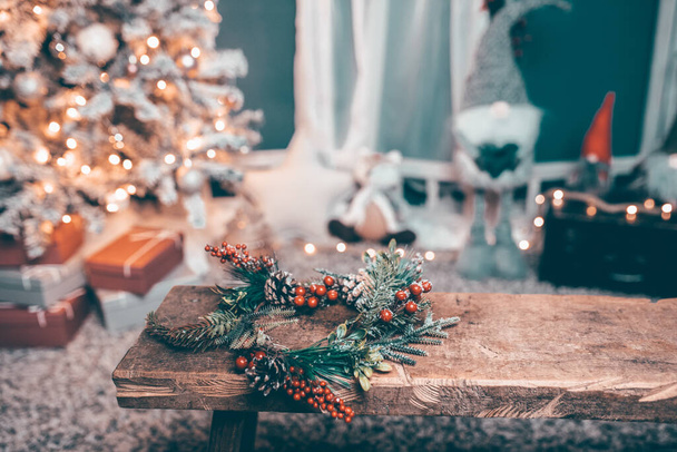 Christmas wreath on wooden bench. Christmas decor homemade - Foto, imagen