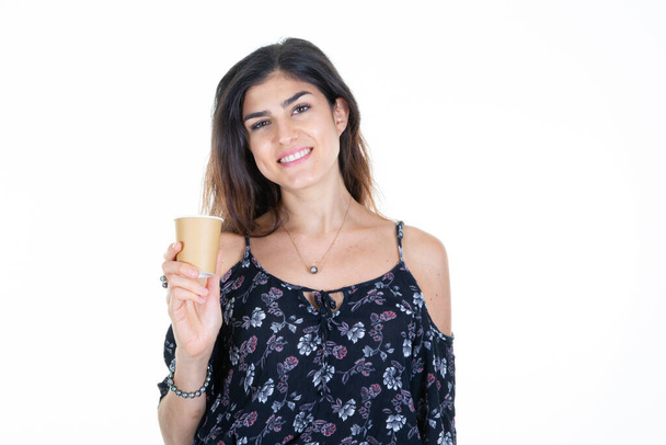 όμορφη γυναίκα κρατώντας αναζητούν χάρτινο ποτήρι ζεστό ρόφημα φλιτζάνι καφέ χαμογελαστό κορίτσι - Φωτογραφία, εικόνα