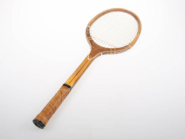 raqueta de tenis de madera vintage viejo concepto de deporte retro sobre fondo gris - Foto, imagen