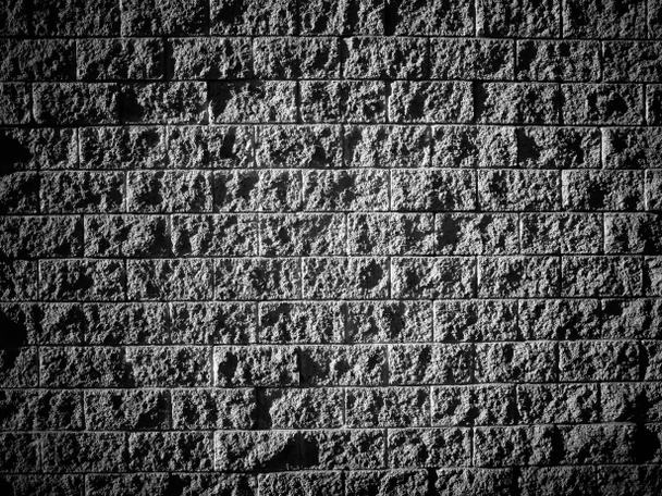 piedra de granito pared fondo textura negro blanco viejo revestimiento de piedra con piedras de diferentes tamaños oscuro - Foto, Imagen