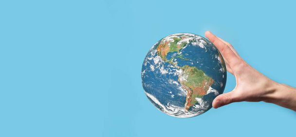 Tierra 3D planeta globo en el hombre, la mano de la mujer, las manos sobre el fondo azul. Concepto de protección ambiental. Elementos de esta imagen proporcionados por la NASA. - Foto, imagen