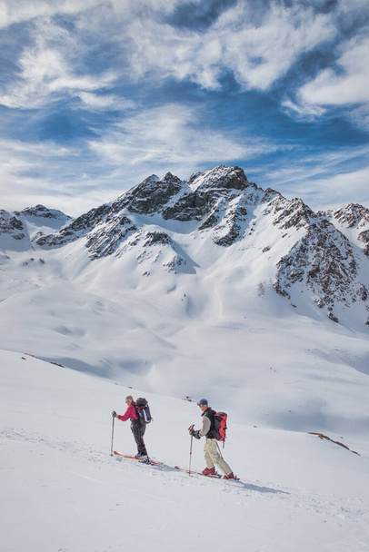 Sportliche Freunde im Ruhestand bei einer Skitourenfahrt in den Schweizer Alpen - Foto, Bild
