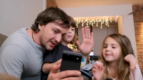 Ouder met kinderen praten met de smartphone - Video