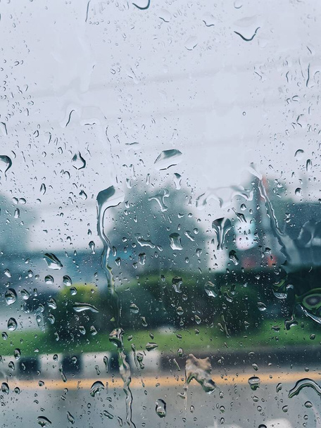 goutte d'eau pluie avec voiture sur la route - Photo, image
