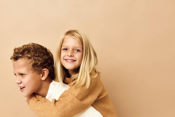 irmão e irmã divertido moda juventude elegante-roupas infância isolado fundo - Foto, Imagem