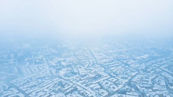 Luftaufnahme lviv Stadt im Winter neblig Tag Kopierraum - Foto, Bild