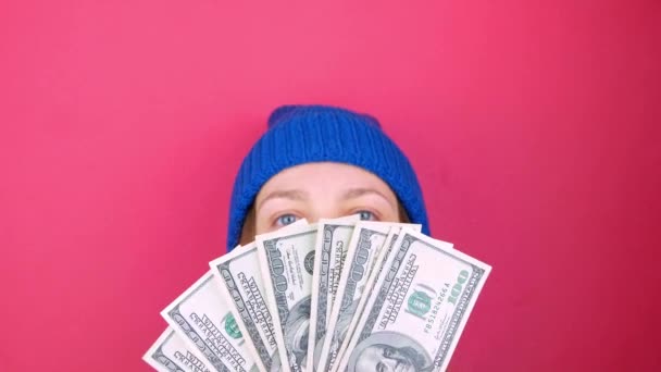 Žena drží americké dolary bankovky růžové pozadí. Dívka počítající hotovost americká 100 USD bankovky. Úspora amerického směnného kurzu Bohatství koncept. Online kasino vítěz Úspěšné obchodní obchodování - Záběry, video