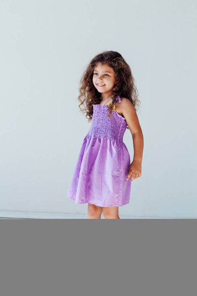 niña de 5 años en un vestido y zapatos de su madre - Foto, imagen