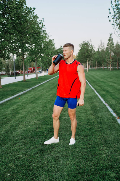 athletic man in park crossfit lifestyle workout - Foto, afbeelding