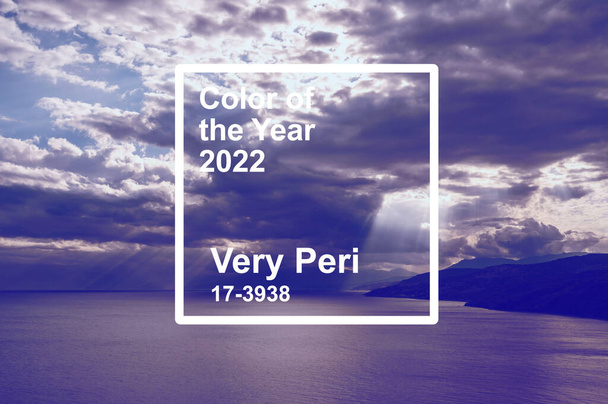 Pantone χρώμα του 2022 είναι πολύ Peri. Τοπίο ουρανού-θάλασσας. Φυσικό περιβάλλον. - Φωτογραφία, εικόνα