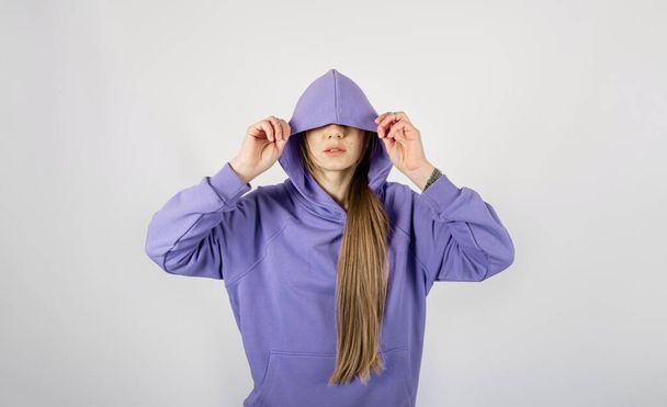 Color del año 2022. Retrato completo de mujeres jóvenes deportistas en traje de algodón con capucha de moda lila. estudio disparo de rubia con capucha mujer - Foto, imagen