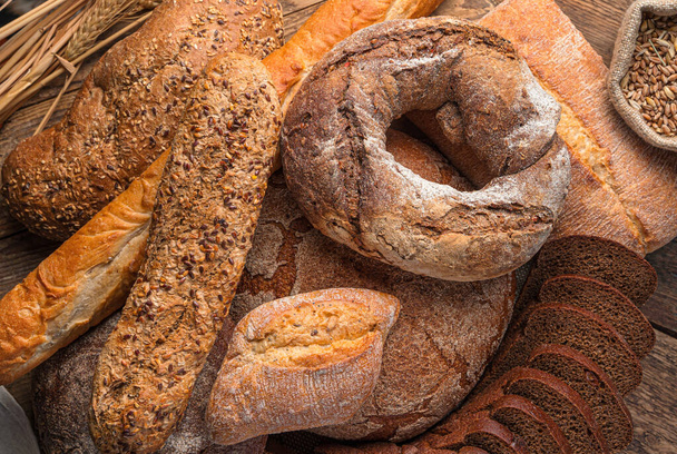 Brot im Hintergrund. Roggen- und Weizenbrot verschiedener Sorten. Nahaufnahme, horizontal. - Foto, Bild