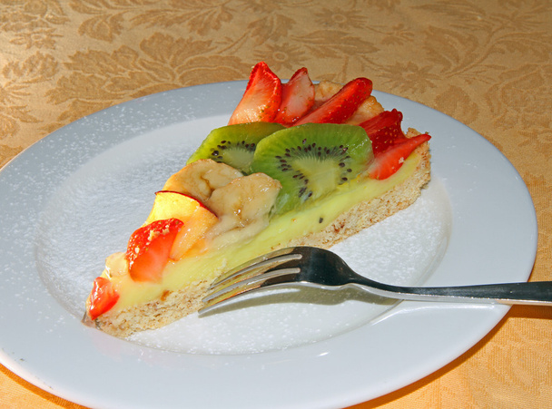 фруктовий пиріг з червоною полуницею та зеленим ківі
 - Фото, зображення