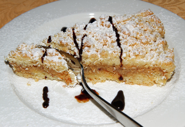 pastel de almendras y crema servido en el restaurante
 - Foto, imagen