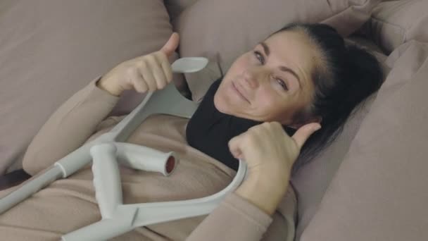 Gewonde gehandicapte vrouw liggend in bed  - Video