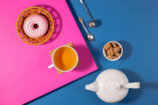 Čaj s dezertem na jasně barevném pozadí - Fotografie, Obrázek
