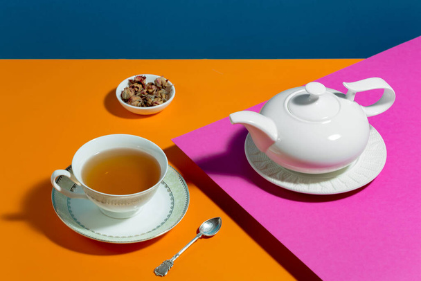 Parlak renkli bir arkaplanda tatlı ile çay - Fotoğraf, Görsel