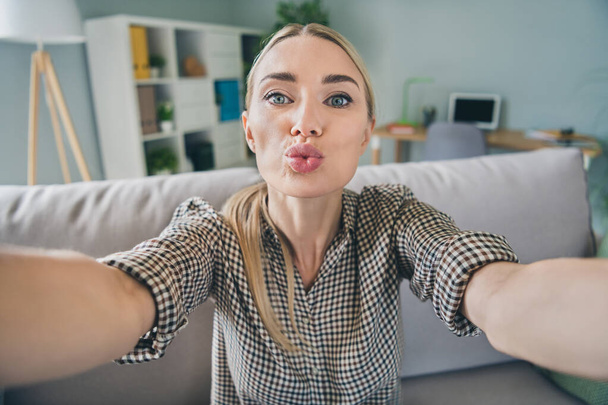 Foto de menina bonita senhora sentar divã confortável fazer selfie enviar ar beijar internet seguidores na casa de apartamento - Foto, Imagem