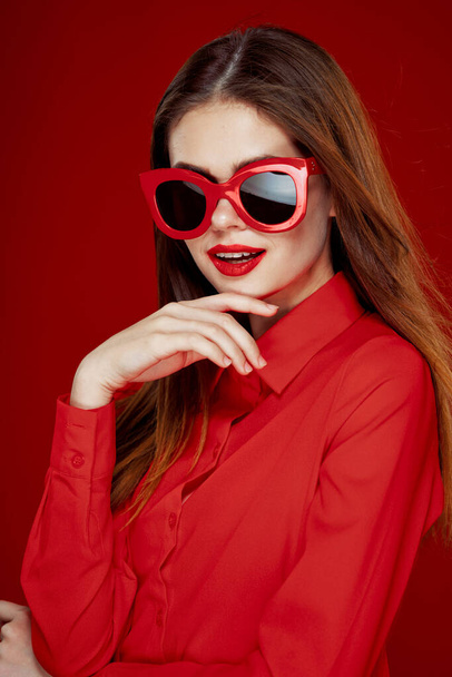 cheerful woman in a red shirt sunglasses Glamor close-up - Foto, afbeelding