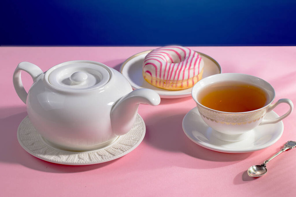 Herbata z deserem na jasnym kolorowym tle - Zdjęcie, obraz