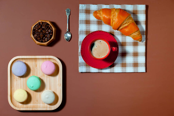 Coffee with dessert on a bright colored  - Foto, Bild