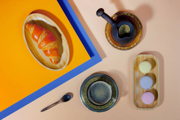 Kawa z deserem na jasnym kolorowym tle - Zdjęcie, obraz