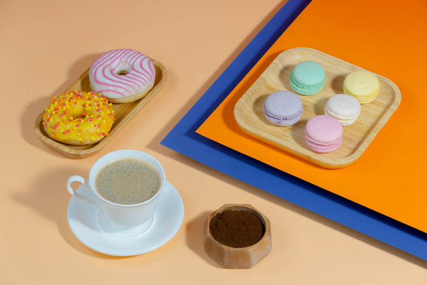 Coffee with dessert on a bright colored background - Foto, Bild
