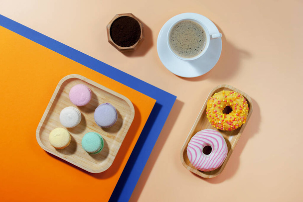 Koffie met dessert op een felgekleurde achtergrond - Foto, afbeelding