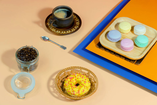 Kávé desszerttel, világos színű háttér - Fotó, kép
