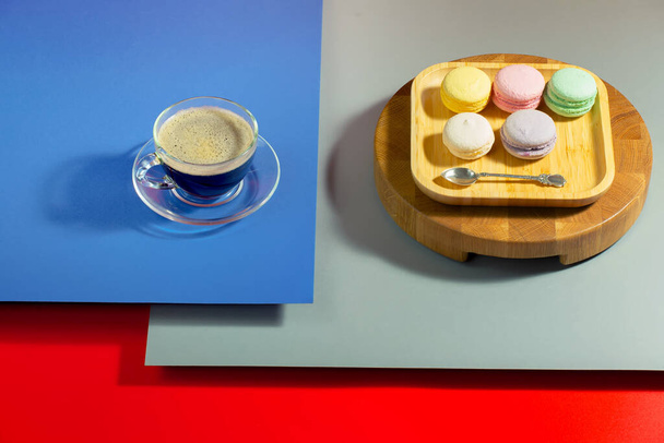 Café avec dessert sur un fond de couleur vive - Photo, image
