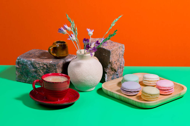Café avec dessert sur un fond de couleur vive - Photo, image