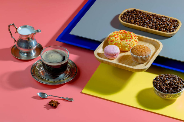 Koffie met dessert op een felgekleurde  - Foto, afbeelding