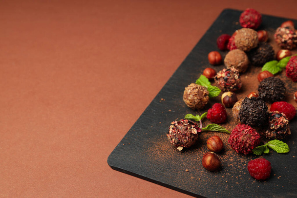 Concept van snoepjes met chocolade snoepjes op bruine achtergrond - Foto, afbeelding