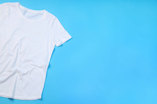 T-shirt blanc vierge avec espace pour imprimer sur fond bleu - Photo, image
