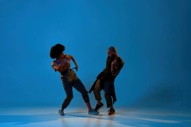 European man and black woman dancing hip hop dance - Foto, immagini
