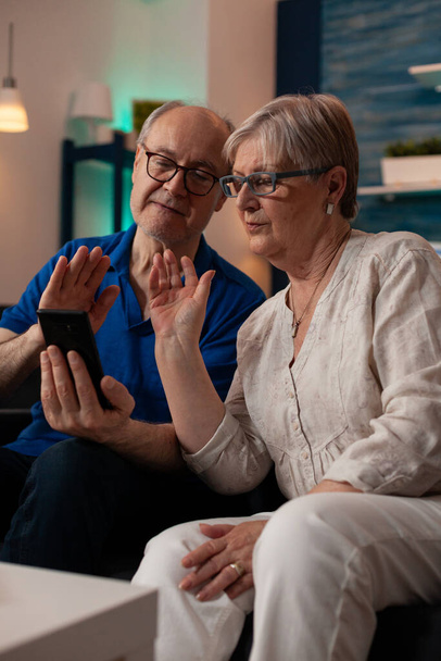 Nyugdíjas férfi és nő beszélgetett videohívó konferencián - Fotó, kép