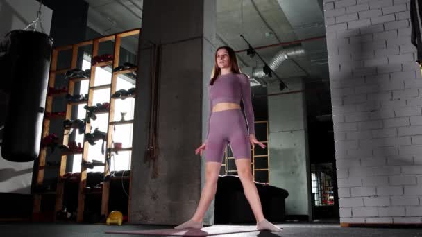 Mujer joven haciendo ejercicios de pilates - sentadilla - Metraje, vídeo