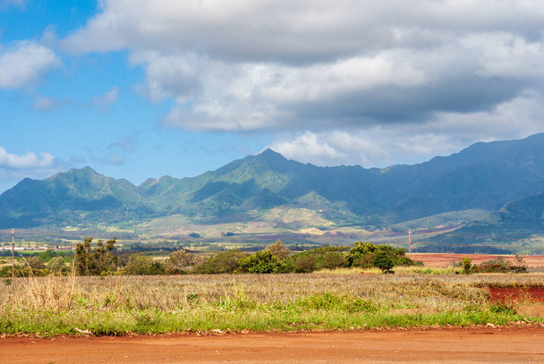 Vista sulla catena montuosa di Oahu in una giornata nuvolosa - Foto, immagini