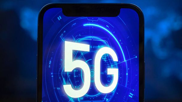 Futuristische 5G-Netzwerke für Mobiltelefone. Geschäftlicher Hintergrund, Konzept des schnellen mobilen Internets. Globales Kommunikationssystem, Datentransfer, intelligente Technologie - Foto, Bild