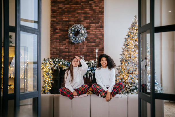 Dvě kamarádky studentky sedící doma na gauči. - Fotografie, Obrázek