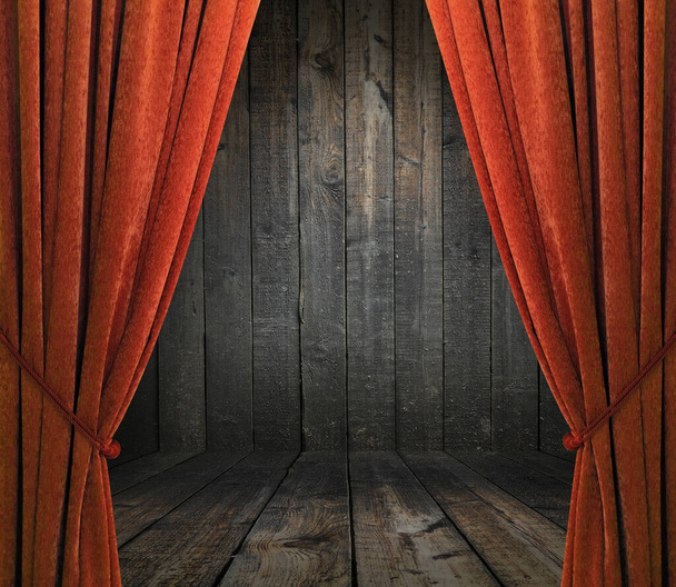 stare wnętrze z czerwonymi zasłonami, drewniana ściana - Zdjęcie, obraz