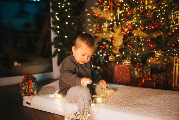 Mały chłopiec w pięknym studiu fotograficznym w Nowym Roku.. - Zdjęcie, obraz