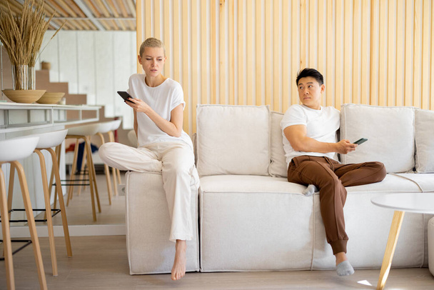 Paar nutzt Smartphone zu Hause auf dem Sofa - Foto, Bild