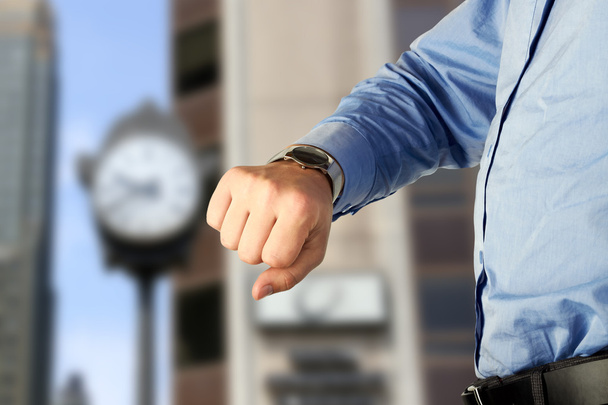 hombre de negocios comprobando el tiempo en su reloj
 - Foto, Imagen