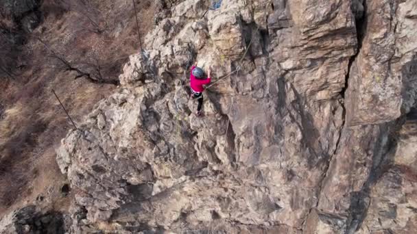 Trening wspinaczkowy na stromym zboczu w górach - Materiał filmowy, wideo