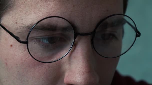 homem de óculos funciona em um laptop close-up - Filmagem, Vídeo