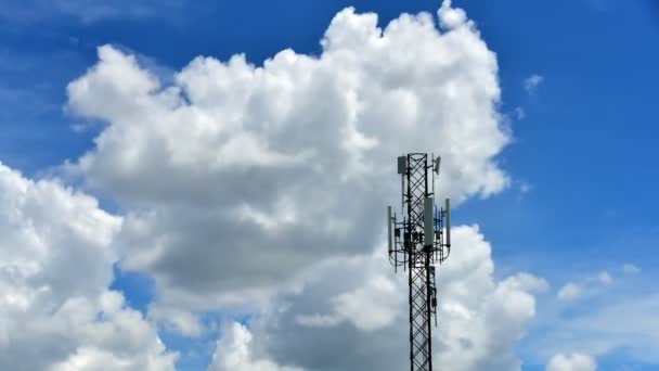 4K aikaero, tietoliikennetornit liikkeellä pilvet sininen taivas tausta. Videomateriaalia aikaviive torni signaalin sininen taivas valkoiset pilvet liikkuvat tausta - Materiaali, video