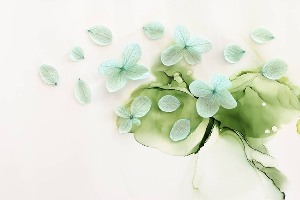 Creatief beeld van pastel mint groene hortensia bloemen op artistieke inkt achtergrond. Bovenaanzicht met kopieerruimte - Foto, afbeelding